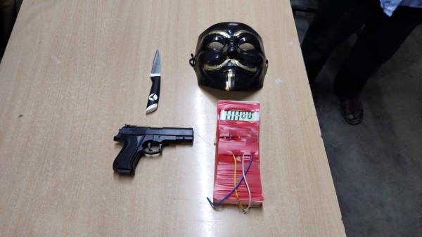 துப்பாக்கி, டைம்பாம் இருப்பதாக.. துப்பாக்கி, டைம்பாம் இருப்பதாக..