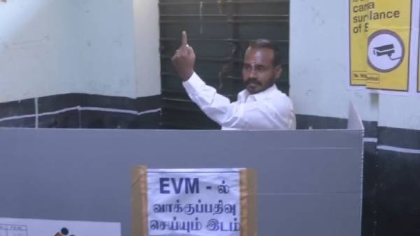 பேண்ட் அணிந்து ஓட்டு போட்ட வேட்பாளர்