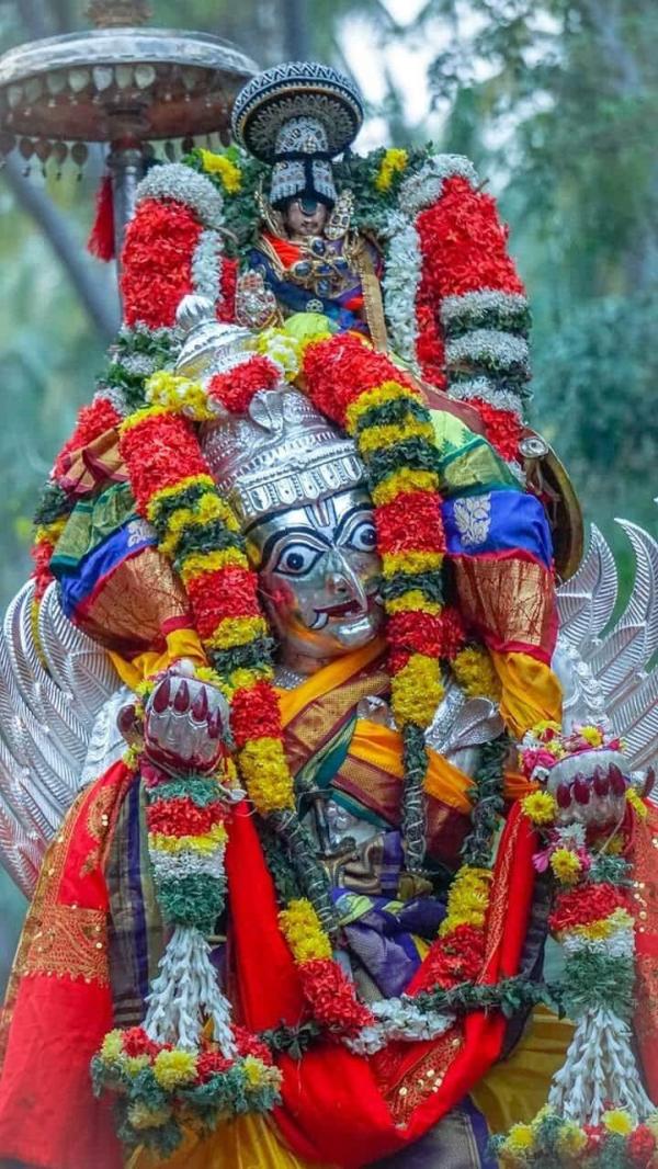 Srirangam Ranganathar Temple Masi Theppathiruvila Garuda sevai on 26th Februray Srirangam Ranganathar Temple Masi Theppathiruvila Garuda sevai on 26th Februray