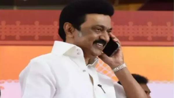 போனில் பேசும் ஸ்டாலின் 