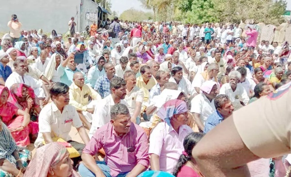 கருணாநிதி பிறந்த வீட்டின் முன் போராட்டம்