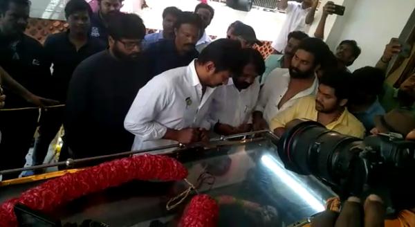 குடும்பத்தில் ஒருவர் 