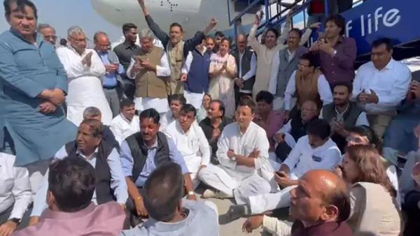 விமானத்தில் இருந்து இறக்கி கைது விமானத்தில் இருந்து இறக்கி கைது