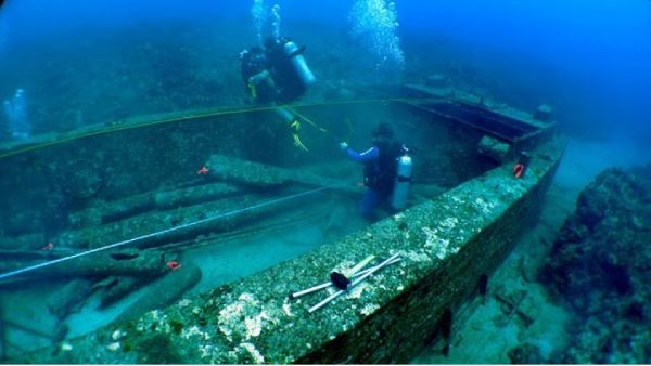 பூம்புகார் கடலுக்கு அடியில் காட்சி தந்த துறைமுக நகரம்: