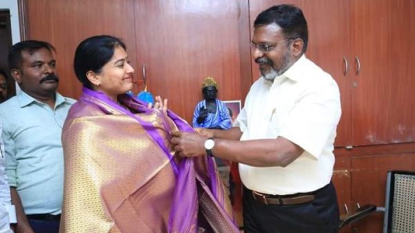 காயத்ரி விசிகவில் இணைகிறாரா 