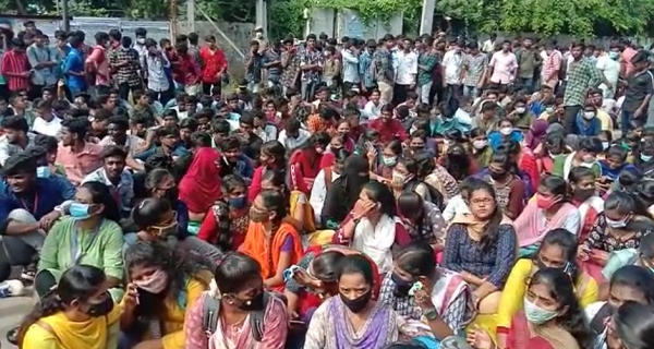 மாணவர்கள் போராட்டம் மாணவர்கள் போராட்டம்