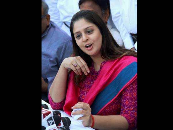 2004 ஆம் ஆண்டு காங்கிரஸில் இணைந்த நக்மா 