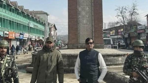 தன்னை பிரதமர் அலுவலக அதிகாரி என 