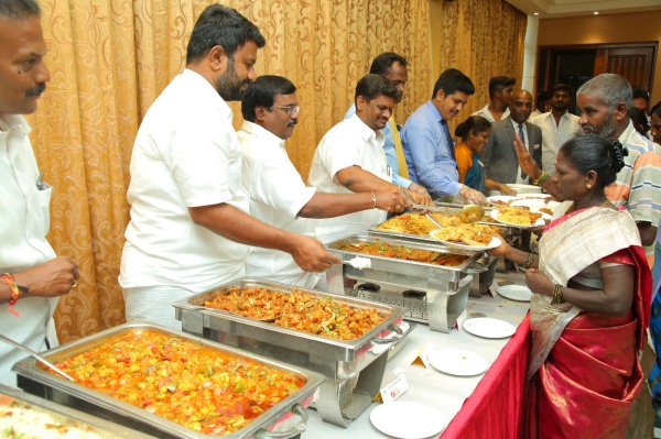 தூய்மைப் பணியாளர்கள் வாழ்த்து