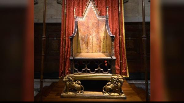 ஹென்றி முடிசூட்டப்பட்ட சிம்மானம் 