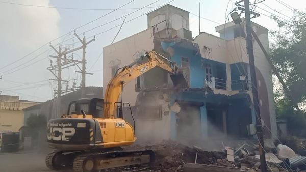 ஆக்கிரமித்த பாஜக நிர்வாகி 