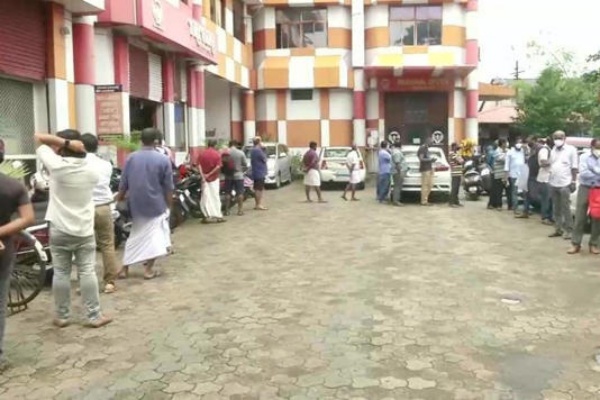 யார் அந்த பெண் யார் அந்த பெண்