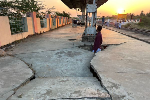 நடைமேடையில் வெடிப்புகள் 