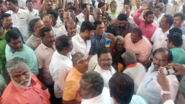  சாமி போட்டோ இல்லை என பிரச்சனை 