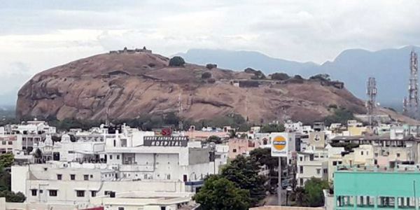 தண்ணீர் ஊற்றி அழித்தனர் 