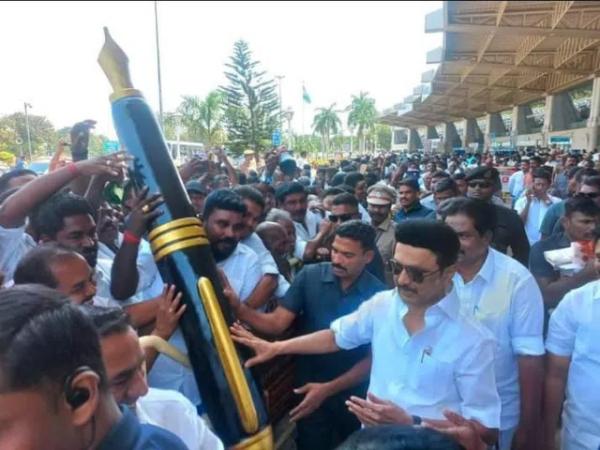 பரிசாக அளிக்கப்பட்ட பேனா 