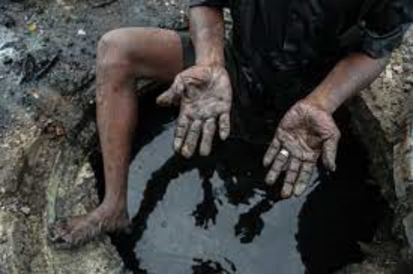 சாக்கடை சுத்தம் செய்யும் மனிதர்கள்