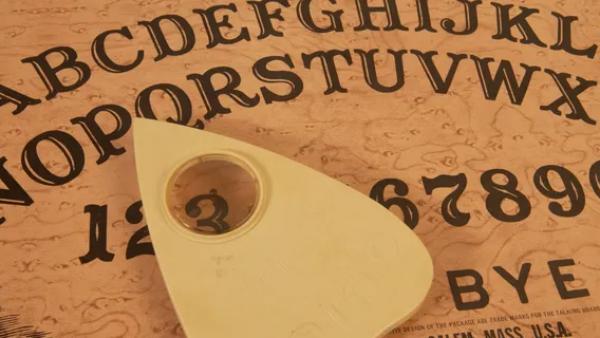  சாதனத்தின் மீது விரல்கள் 