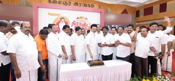  தொண்டர்களிடம் வாழ்த்து 