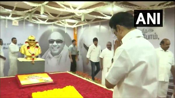 கருணாநிதி நினைவிடம் 