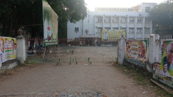 காத்து வாங்கும் அலுவலகம்