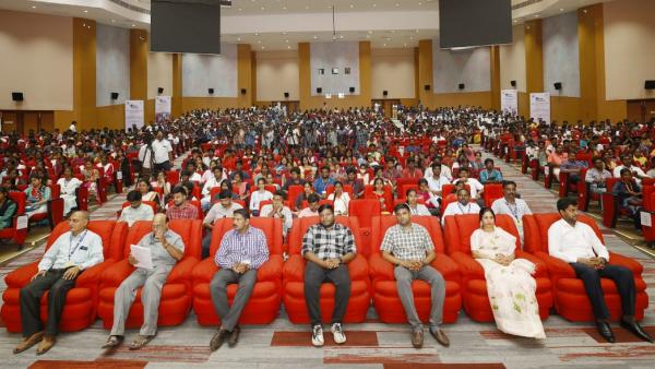  அரங்கத்தில் சிரிப்பலை 