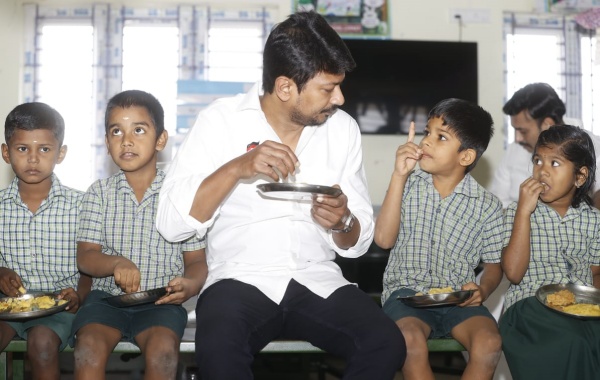 மாணவர்களுக்கு ஆட்டோகிராஃப்