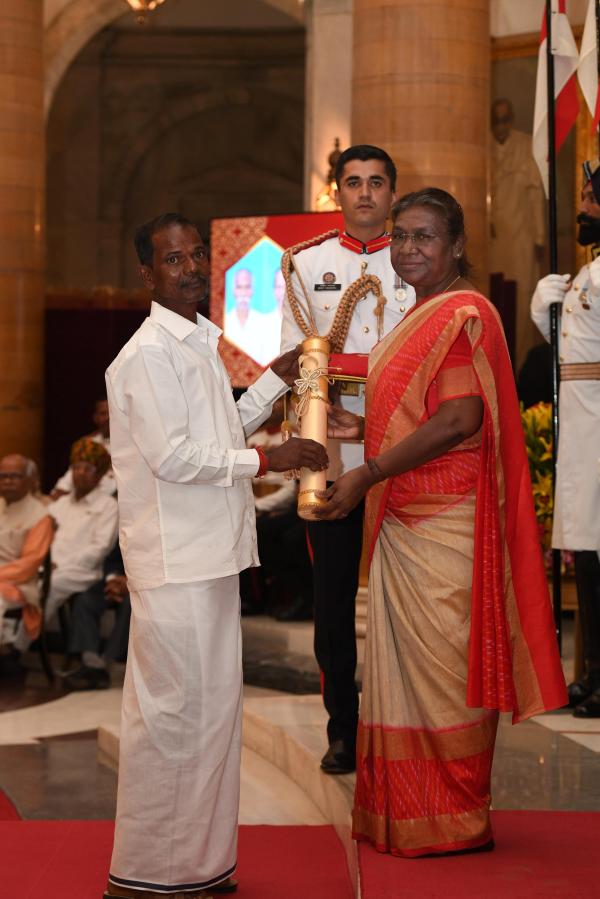 தமிழகத்தை சேர்ந்த பாம்புபிடி வீரர்கள் 