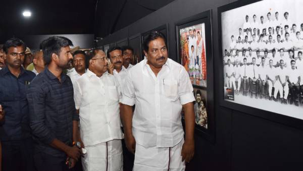 புகைப்பட கண்காட்சியை பார்வையிட்ட சூரி