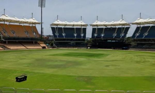 மைதானத்தில் ரசிகர்கள் டூர்