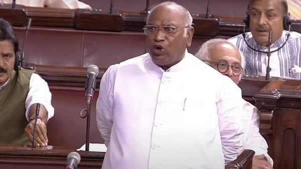 Rahul Gandhi issue: Mallikarjun Kharge exposes PM Modis China, Korea speeches 