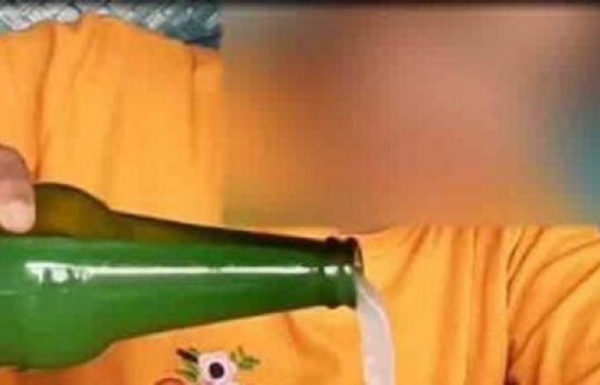 இளம்பெண் இளம்பெண்