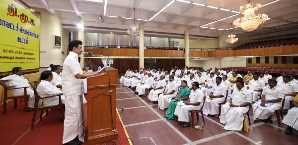 நாடே திரும்பிப் பார்க்கணும் 
