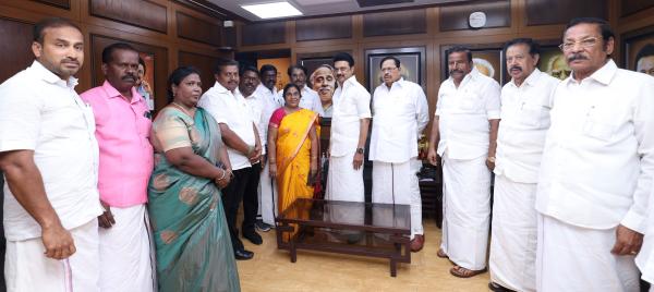 தடுக்க முயன்ற அதிமுக தடுக்க முயன்ற அதிமுக