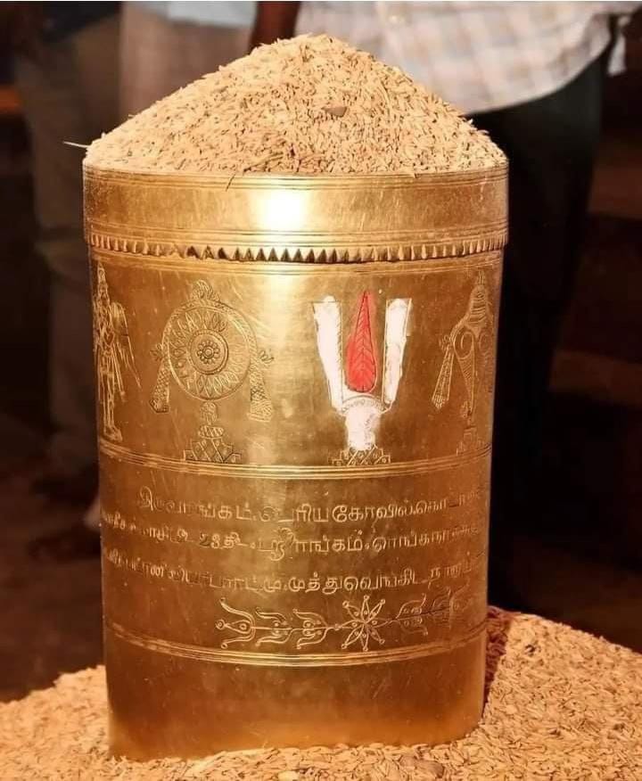 Srirangam Masi Theppathruvizha: Namperumal crawled with Upaya Nachiyars..Govinda slogan 