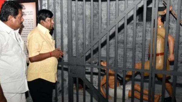 உற்று பார்த்த வடிவேலு 