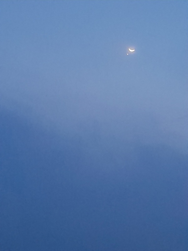 செவ்வாய் அருகில் நிலவு