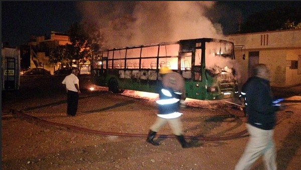 தீப்பிடித்து எரிந்த பஸ் 