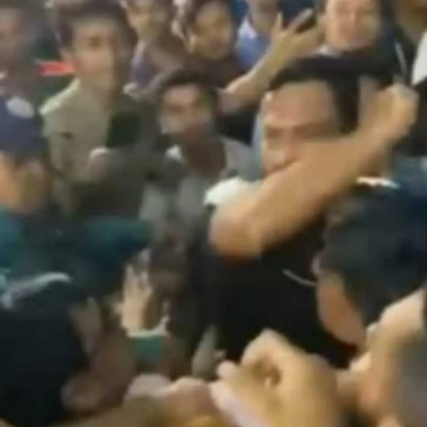 ரசிகரை தாக்கில் ஷாகீப் 