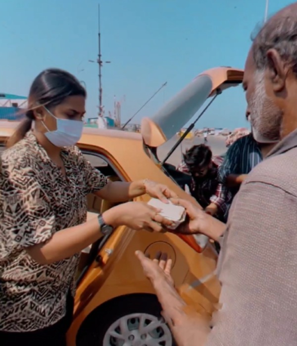 பாராட்டுகளும் விமர்சனங்களும் 