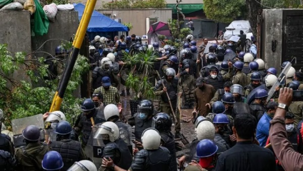 வீட்டிற்குள் போலீசார் நுழைந்ததாக.. 