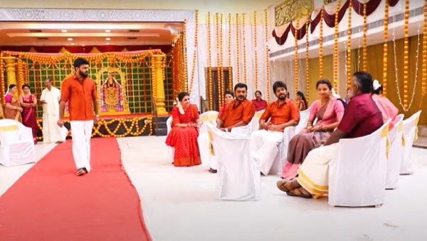 தம்பியை ரசிக்கும் குடும்பம்