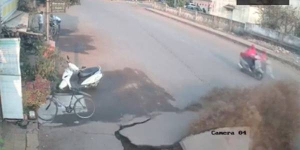 வெடித்த குழாய்-உடைந்த ரோடு