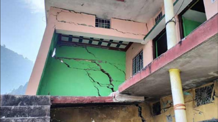 வீடுகளில் விரிசல் 