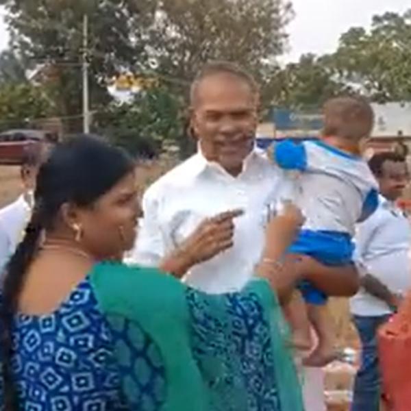 அன்பை பொழியும் மக்கள் 