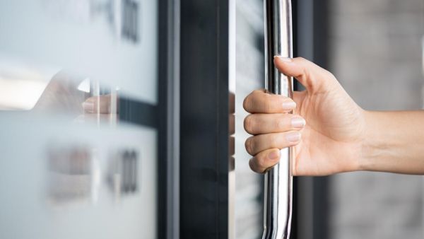 கதவு கைப்பிடியை திறக்கும் போது 