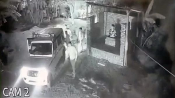 தரதரவென இழுத்து சென்ற போலீஸார் தரதரவென இழுத்து சென்ற போலீஸார்