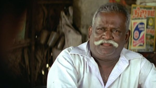 கிழிந்த பிளக்ஸ் பேனர் வீடு 