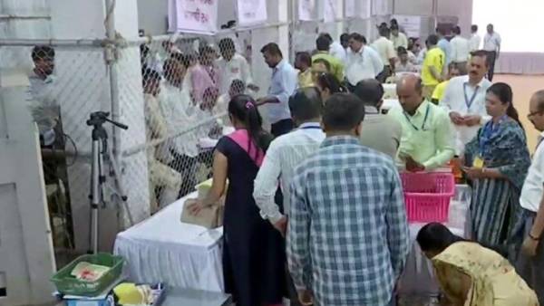 16 மேசைகள் 