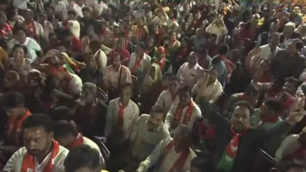 மோடி மோடி என கோஷம் 